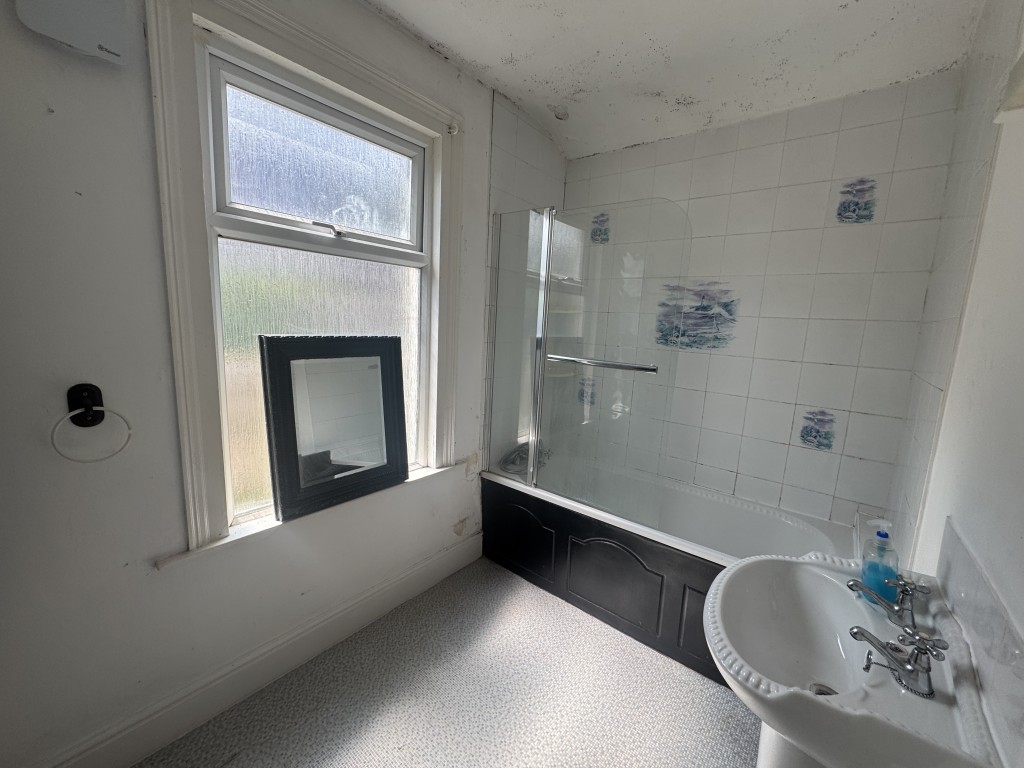 Lot: 129 - MID-TERRACE HOUSE FOR IMPROVEMENT IN POPULAR LOCATION - Bathroom